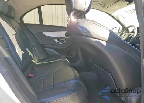 2017 Mercedes-Benz C 300 z USA, uszkodzony, nr VIN 55SWF4JB3HU202004